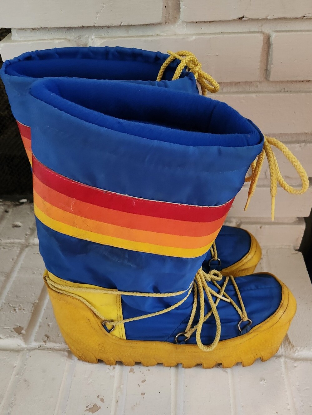 Vintage Moon Boots Blue Snow Boots with Rainbow Stripe, Size 9/10